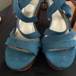 G BY GUESS STRAPPY PLATFORM HEELS - TEAL - SIZE  8